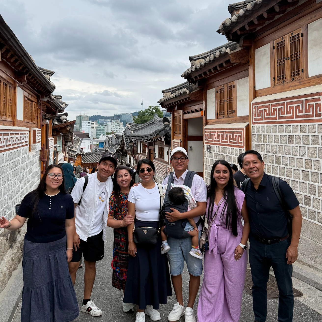 Grupo de viajeros en las calles de Bukchon