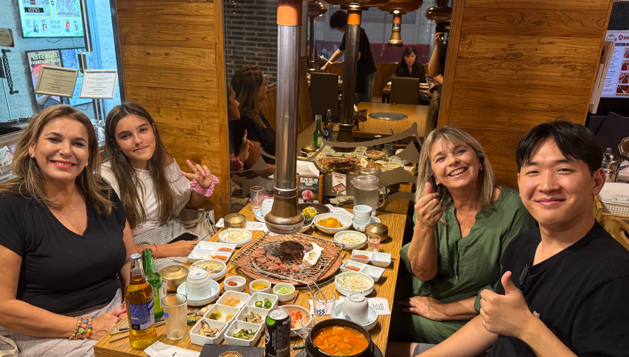 David y viajeras compartiendo comida coreana