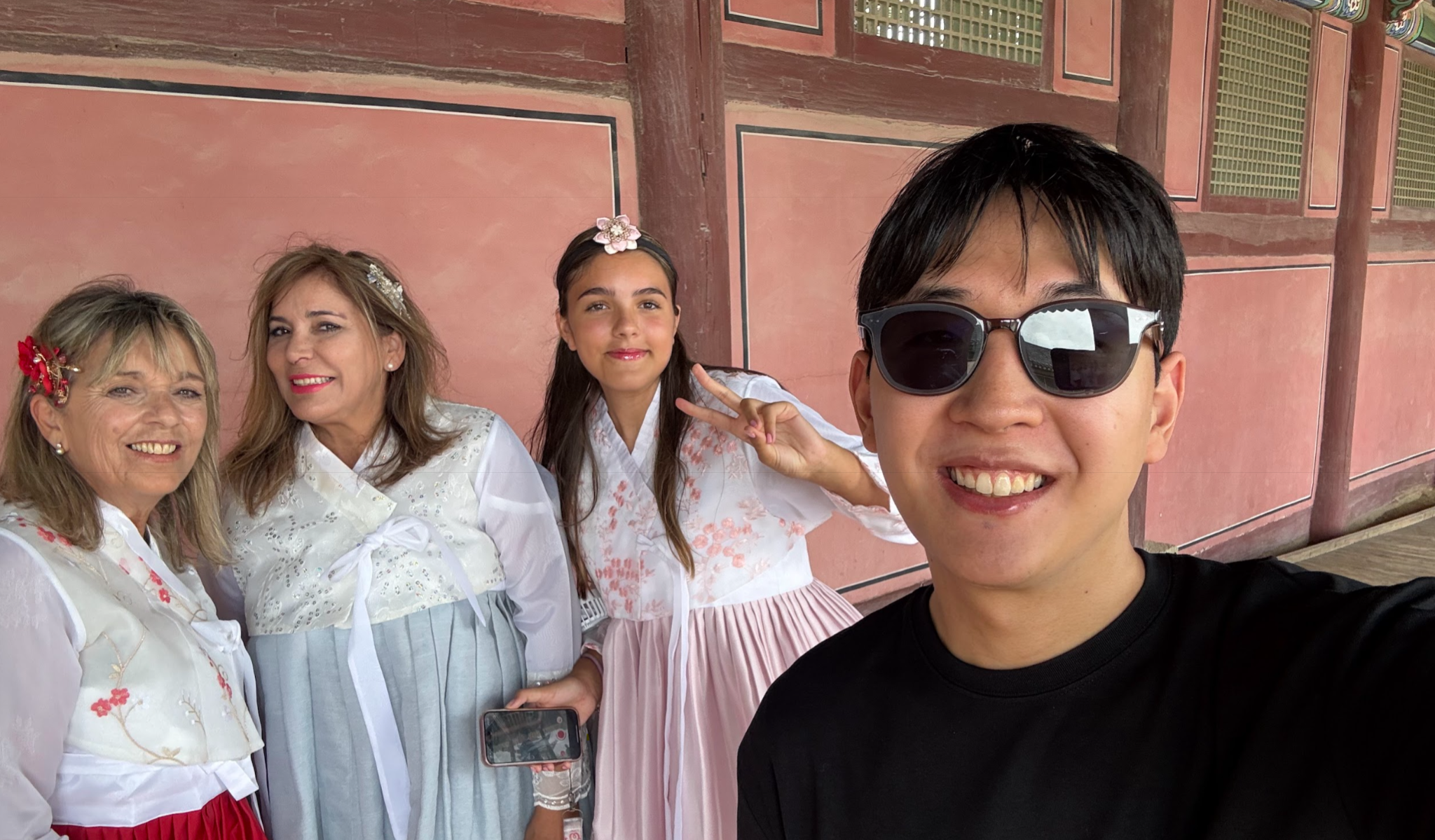 David con viajeras durante un recorrido cultural en Corea