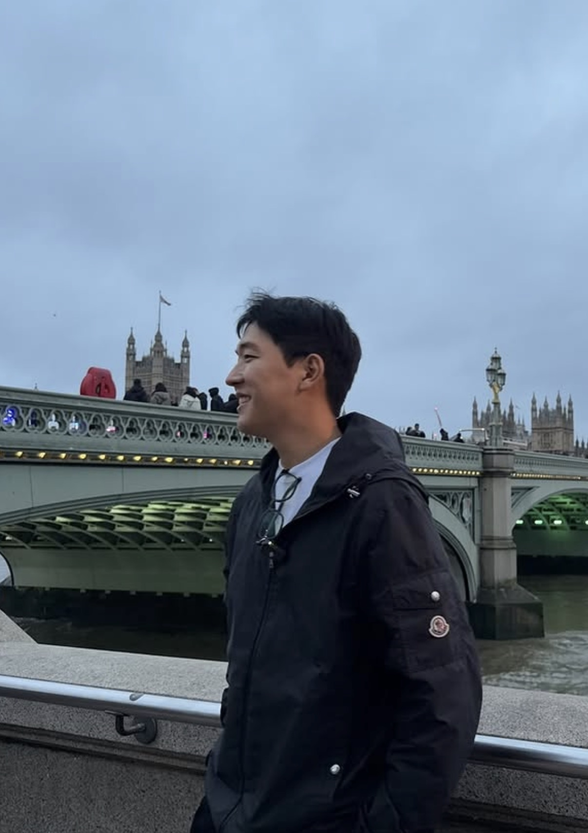 David sonriendo frente a un puente durante un viaje