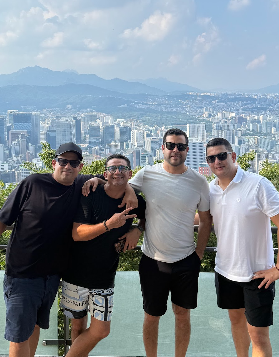 Viajeros en un mirador con vista a Seúl